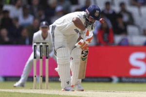 Rishabh Pant's Fearless Batting Style Hailed by Greg Chappell as Game-Changing: Ex-India Coach Compares Him to Gilchrist After Twin Centuries vs. England
