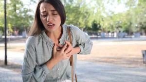 Early heart attack signs in women: 5 symptoms often confused with menopause