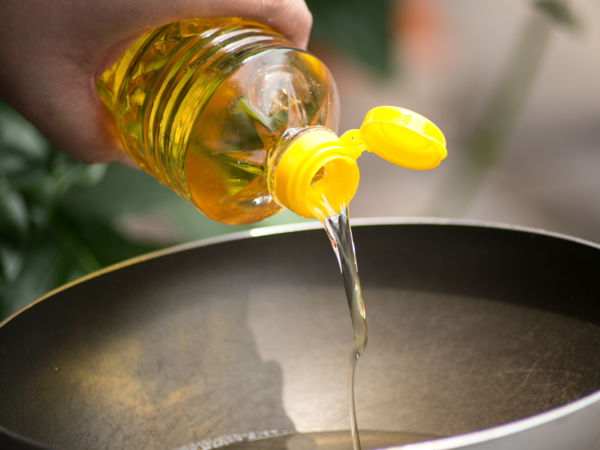 Vegetable oil containing brominated vegetable oil
