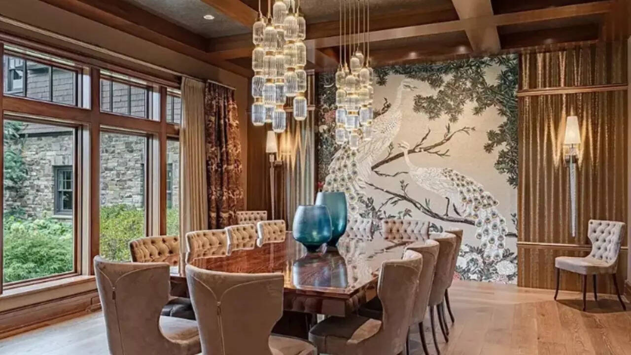 Taylor Swift and Travis Kelce look at Ohio mansion